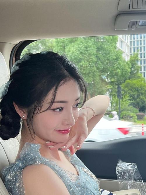 标题：欧美熟女熟妇的优雅魅力：掌握时尚穿搭与生活智慧的成熟女性指南（长尾关键词：熟女时尚穿搭技巧、熟妇生活智慧、欧美成熟女性保养秘诀）